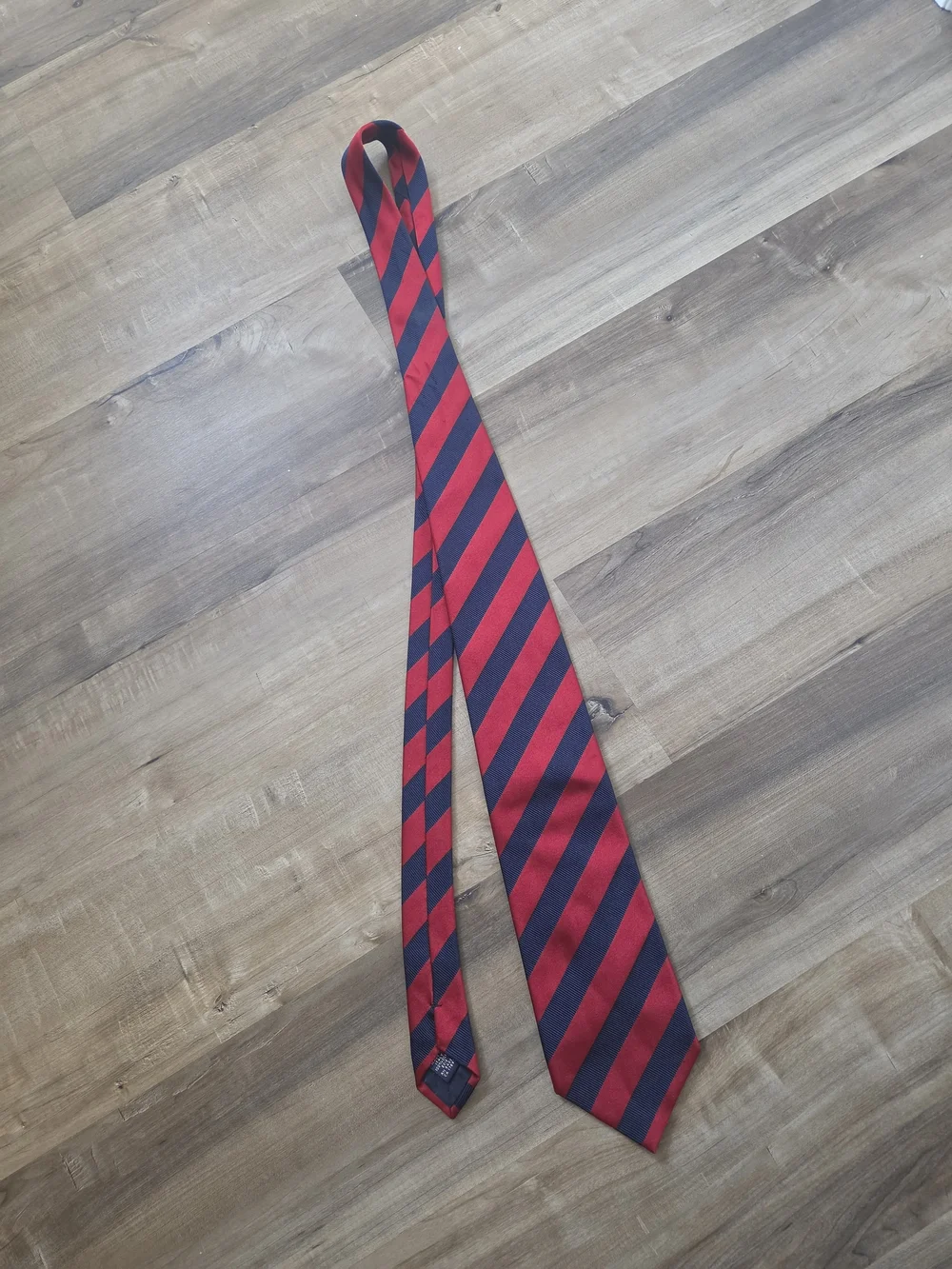 100% silk Ckassic Red Blue strip necktie from Banana Republic